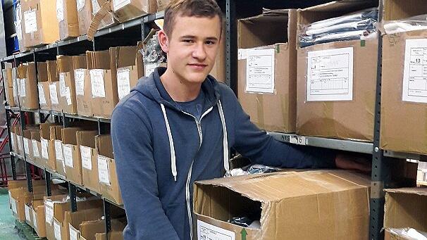 In der Logistikfirma musste Simon Scheuring auch beim Packen und Transportieren mit Hand anlegen.