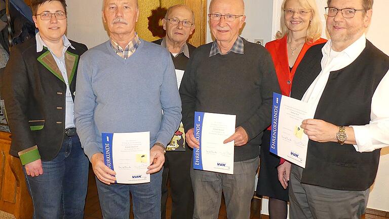 Bürgermeisterin Birgit Erb (links), der Vorsitzende Erwin Fick (rechts) und Kreisgeschäftsführerin Lydia Vorndran (2.von rechts.) ehrten (2. von links) Elmar Maisch, Alfred Huter und Otwin Wilfer für jahrzehntelange Mitgliedschaft beim VdK-Ortsverband Unterelsbach. Erwin Fick selbst erhielt eine Ehrennadel für fünf Jahre ehrenamtliche Mitarbeit. Bürgermeisterin Birgit Erb (links), der Vorsitzende Erwin Fick (rechts) und Kreisgeschäftsführerin Lydia Vorndran (2.von rechts.) ehrten (2. von links) Elmar Maisch, Alfred Huter und Otwin Wilfer für jahrzehntelange Mitgliedschaft beim VdK-Ortsverband Unterelsbach. Erwin Fick selbst erhielt eine Ehrennadel für fünf Jahre ehrenamtliche Mitarbeit.