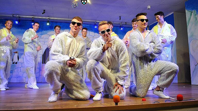 Eisbären unterwegs: Das Männerballett mit jungen Männern aus der 'Bude' zeigte eine passende Choreografie.