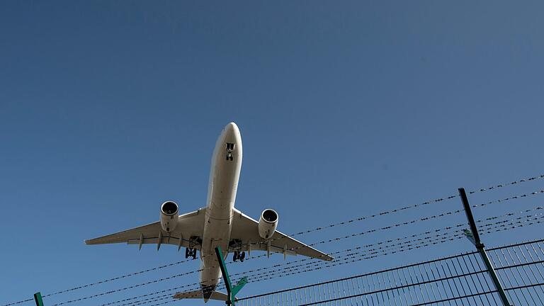 Flugzeug.jpeg       -  An den größten Flughäfen Deutschlands herrscht reger Flugverkehr. Viele Menschen reisen von dort aus in alle Ecken der Welt.