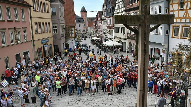 Über 500 Teilnehmerinnen und Teilnehmer waren es, die sich am Samstag vor dem Ochsenfurter Rathaus zu einer Kundgebung versammelt haben, um für Weltoffenheit und gegen Ausgrenzung, Rassismus und rechte Gewalt zu demonstrieren. Über 500 Teilnehmerinnen und Teilnehmer waren es, die sich am Samstag vor dem Ochsenfurter Rathaus zu einer Kundgebung versammelt haben, um für Weltoffenheit und gegen Ausgrenzung, Rassismus und rechte Gewalt zu demonstrieren.