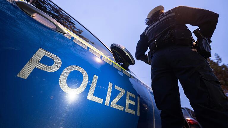 Die Polizei sucht Zeugen: In der Nacht zum Freitag gab es einen Raubüberfall in Waldbrunn. (Symbolbild) Die Polizei sucht Zeugen: In der Nacht zum Freitag gab es einen Raubüberfall in Waldbrunn. (Symbolbild)
