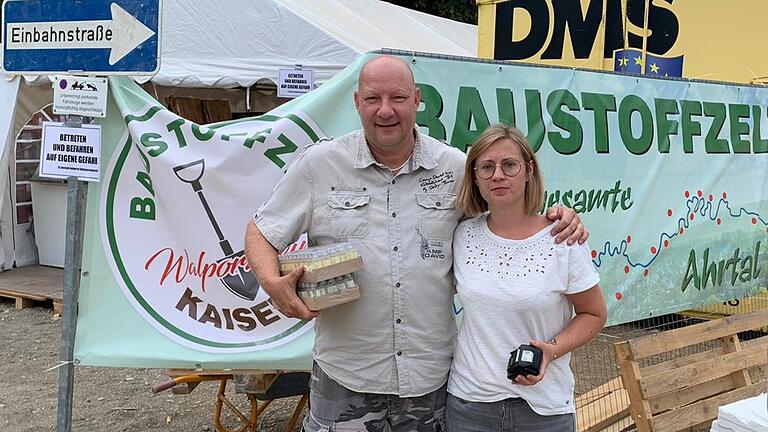 Unternehmer Frank Dominik (Kitzingen/Weigenheim) hilft zusammen mit seiner Frau Sandra seit mehreren Wochen im Katastrophengebiet im Landkreis Ahrweiler den Flutopfern. Unternehmer Frank Dominik (Kitzingen/Weigenheim) hilft zusammen mit seiner Frau Sandra seit mehreren Wochen im Katastrophengebiet im Landkreis Ahrweiler den Flutopfern.