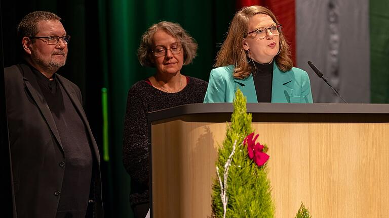 Dekan Karl-Uwe Rasp, Pfarrerin Gerhild Ehrmann und Religionspädagogin Carina Sehmisch (von links) trugen das religiöse Grußwort vor. Dekan Karl-Uwe Rasp, Pfarrerin Gerhild Ehrmann und Religionspädagogin Carina Sehmisch (von links) trugen das religiöse Grußwort vor.