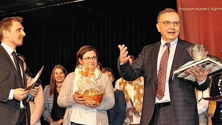 Time to say goodbye: Am Mittwoch verabschiedete die Schulfamilie des Friedrich-Rückert-Gymnasiums Ebern Klauspeter Schmidt (vorne rechts) als Schulleiter. Die Geschenke des Kollegiums überreichten unter anderem (vorne, von links) Tobias Mück und Tanja Roeß.