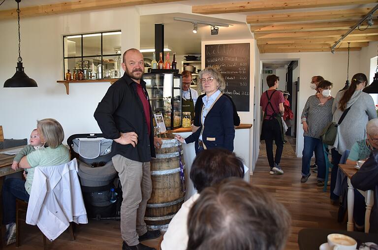 Im Bistro freuen sich die Genossenschafts-Vorstände Udo Rumpel (links) und Maria Oestreicher über das Interesse am Eröffnungstag.