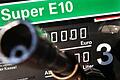 Das mit Ethanol versetzte E10-Benzin ist derzeit vergleichsweise günstig. Deshalb ist es an den Tankstellen gefragt.