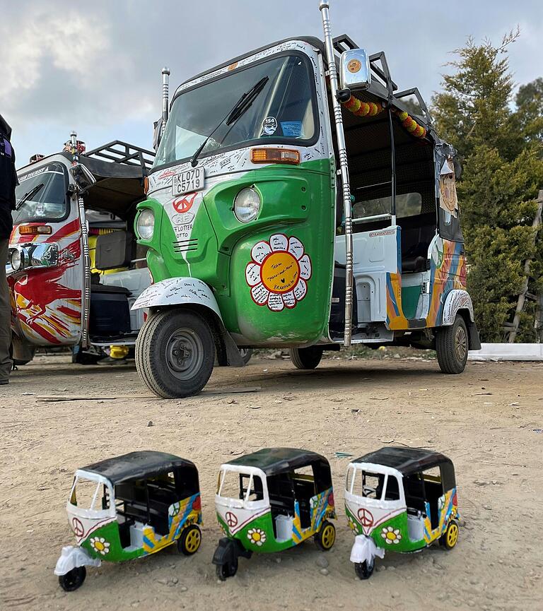 Einen Sieger des 'Rickshaw Runs' gab es nicht. Alle Teilnehmenden, die es rechtzeitig ins Ziel geschafft haben, durften sich aber über jeweils eine Mini-Edition ihrer Rikscha freuen. Einen Sieger des 'Rickshaw Runs' gab es nicht. Alle Teilnehmenden, die es rechtzeitig ins Ziel geschafft haben, durften sich aber über jeweils eine Mini-Edition ihrer Rikscha freuen.