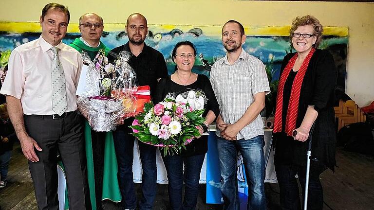 Vier Jahrzehnte im pädagogischen Einsatz für die Kinder von Schmalwasser und Umgebung: Ute Rustler (Mitte), Leiterin der Kita St. Anna, konnte dieses Jubiläum begehen. Es dankten ihr (von links) Stellvertretender Bürgermeister Roland Bühner, Pfarrer Hubert Grütz, André Bock (Vorsitzender Caritasverein Schmalwasser), Georg Barth (stellvertretender Caritasvereinsvorsitzender) sowie Angelika Ochs, Geschäftsführerin des Caritas-Kreisverbandes Rhön-Grabfeld. Vier Jahrzehnte im pädagogischen Einsatz für die Kinder von Schmalwasser und Umgebung: Ute Rustler (Mitte), Leiterin der Kita St. Anna, konnte dieses Jubiläum begehen. Es dankten ihr (von links) Stellvertretender Bürgermeister Roland Bühner, Pfarrer Hubert Grütz, André Bock (Vorsitzender Caritasverein Schmalwasser), Georg Barth (stellvertretender Caritasvereinsvorsitzender) sowie Angelika Ochs, Geschäftsführerin des Caritas-Kreisverbandes Rhön-Grabfeld.