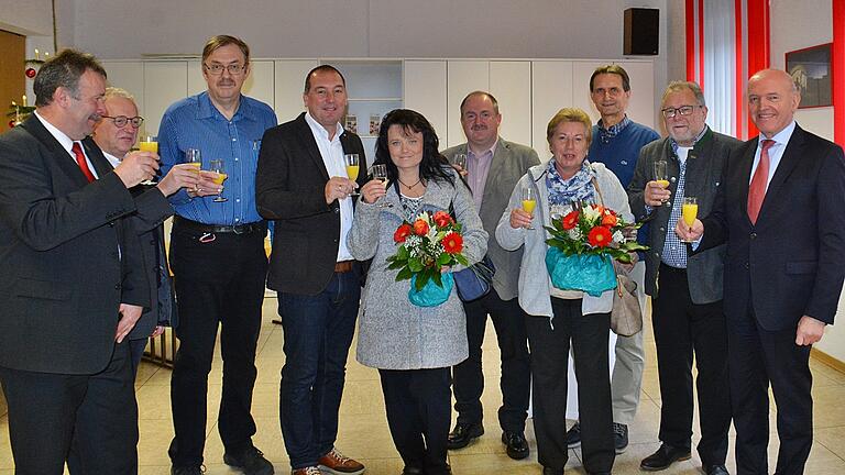 Glückwünsche und Geschenke gab es bei einer Abschieds- und Ehrungsfeier im BRK-Haus im Kreisverband Rhön-Grabfeld in Bad Neustadt. Im Bild von links: BRK-Kreisgeschäftsführer Ralf Baumeister, Harald Gensler (Leiter Patientenfahrdienst), Personalratsvorsitzender Ralph Möller, stellvertretenden BRK-Kreisgeschäftsführer Heiko Stäblein, Daniela und Jürgen Jünger, Christa Büchs, Wolfgang Renner, Bruno Büchs und Landrat Thomas Habermann.