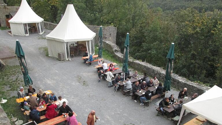 Gäste genießen die letzten Spätsommertage auf der Trimburg. Ende des Monats schließt die Burgruine ihre Tore für den Winter.       -  Gäste genießen die letzten Spätsommertage auf der Trimburg. Ende des Monats schließt die Burgruine ihre Tore für den Winter.