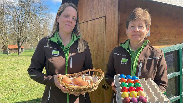 Stefanie Kümmel (links) mit Eiern, die von Natur aus bunt sind. Monika Hegwein zeigt bunte Eier, die mit synthetischer Farbe gefärbt wurden.