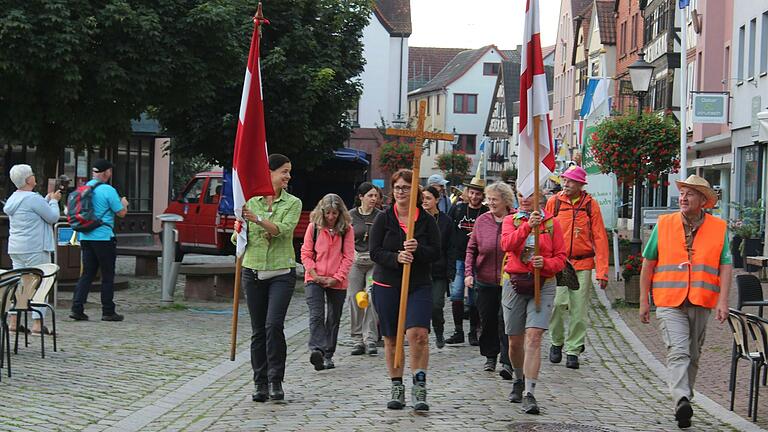 Die Kreuzbergwallfahrer beim Start in Gemünden.