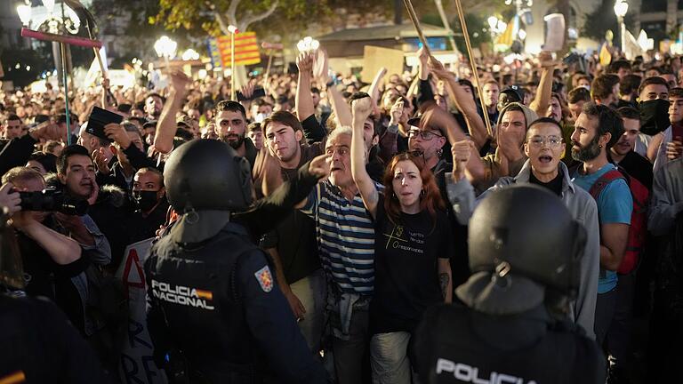 Nach den Überschwemmungen in Spanien       -  Die Demonstranten in Valencia skandierten unter anderem 'Mörder, Mörder'.