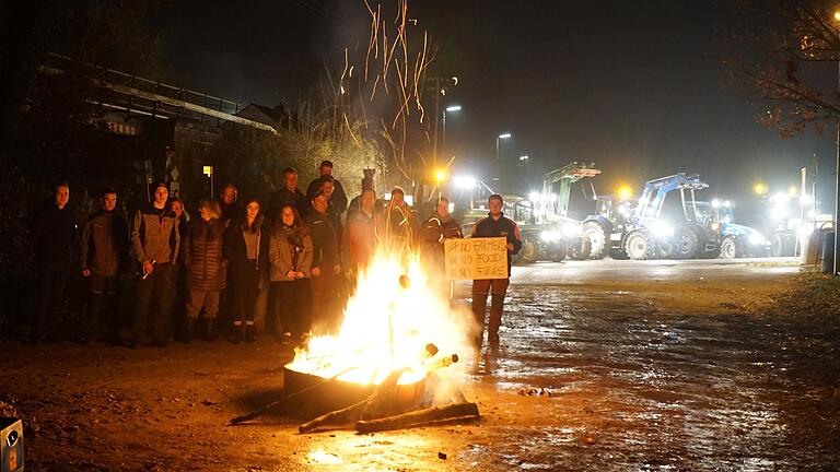 In Wolfsmünster wurde ein Mahnfeuer zur Unterstützung der protestierenden Landwirte in Berlin entzündet.