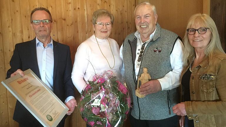 Der Rhönklub-Zweigverein Wildflecken hat mit Wilfried Donner einen neuen Ehrenvorsitzenden:  (von links) 2. Vorsitzender Wolfgang Illek,  Anja Donner,  Wilfried Donner und 1. Vorsitzende Steffi Eiter. Foto: Regina Rinke       -  Der Rhönklub-Zweigverein Wildflecken hat mit Wilfried Donner einen neuen Ehrenvorsitzenden:  (von links) 2. Vorsitzender Wolfgang Illek,  Anja Donner,  Wilfried Donner und 1. Vorsitzende Steffi Eiter. Foto: Regina Rinke