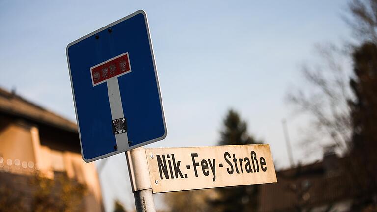 Die Haßfurter Nikolaus-Fey-Straße Haßfurt im November 2021. Seit dem 1. März heißt die Sackgasse offiziell 'Nikolausstraße'. Doch wie gehen andere Orte mit Nikolaus Feys Nazi-Vergangenheit um?