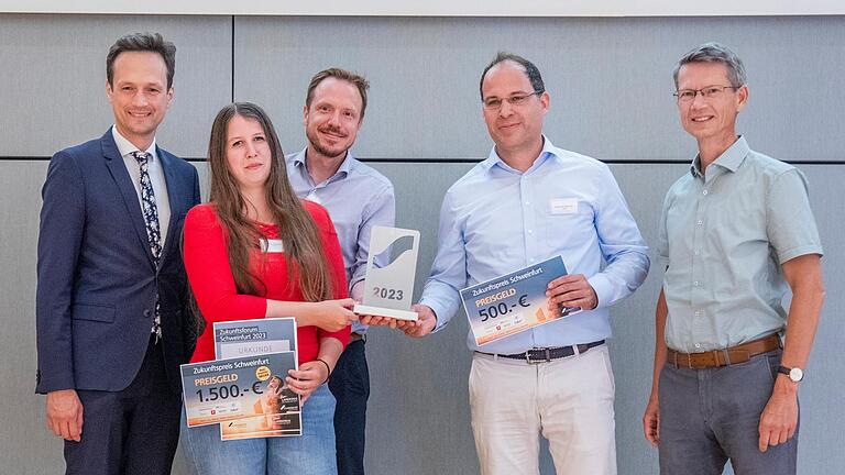 Die Gewinner des Schweinfurter Zukunftspreises Jasmin Zänglein (Zweite von links) und Johannes Beckert (Zweiter von rechts) nahmen den Preis von Landrat Florian Töpper (links) und Oberbürgermeister Sebastian Remelé (rechts) entgegen. Die Gewinner des Schweinfurter Zukunftspreises Jasmin Zänglein (Zweite von links) und Johannes Beckert (Zweiter von rechts) nahmen den Preis von Landrat Florian Töpper (links) und Oberbürgermeister Sebastian Remelé (rechts) entgegen.