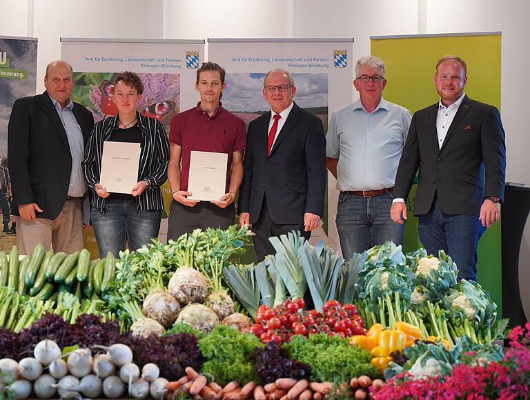 Die erfolgreichen Absolventinnen und Absolventen aus Bad Kissingen mit den Verantwortlichen Gerd Düll (ganz links), , Regierungspräsident Dr. Eugen Ehmann (3.v.r.), daneben Christoph Schlereth und Silas Häußlein.