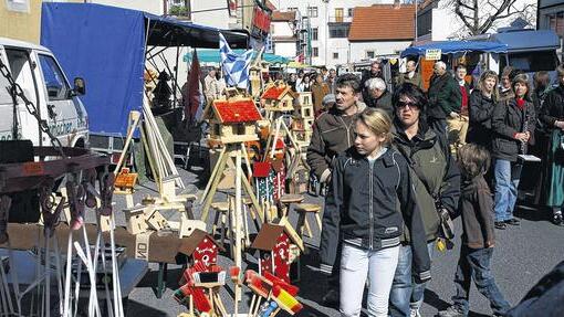 Die Sonne und der Frühlingsmarkt locken die Besucher an       -  (ast)   Anscheinend hat der Vorsitzende des Wiesentheider Wortschafts- und Kulturverein, Wolfgang Dehmer, tatsächlich sehr gute Verbindungen nach oben. Denn schon bei der Eröffnung des Frühlingsmarkts am Sonntag zeigte sich die Sonne von ihrer besten Seite nach dem zuletzt eher windigem und kühlem Wetter. Einige neue Aussteller hat Dehmer im Ortskern begrüßt, wo die Marktstände aufgebaut waren. Vom Räucherfisch bis zum Putztuch reichte das Angebot, dazu gab es allerlei Antiquitäten, Kunst und Krempel, für die Besucher. Die Einzelhändler hatten an diesem Sonntag geöffnet. So richtig brummte es dann am Nachmittag, wo auch im Gewerbegebiet in der Korbacher Straße Hochbetrieb herrschte. Zu den verschiedenen Vorführungen aus Sport und Musik hatte der Gewerbeverein ein Double von Bundeskanzlerin Angela Merkel engagiert, was für Erheiterung sorgte. Auch Bürgermeister Werner Knaier freute sich über den Andrang beim Markt am Palmsonntag.