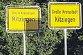 Kitzingen im Doppelpack       -  .(lsl)   Für ein paar Stunden gab es Kitzingen im Doppelpack. Der Grund für das doppelte Kitzingen: Das Ortsschild in der Kaltensondheimer Straße wurde ausgetauscht. Weil zwischen Aufbau des neuen und Abbau des alten Schildes offenbar der Feierabend dazwischen gekommen ist, sahen manche Autofahrer doppelt. Hinter der Aktion steht das Staatliche Bauamt. Nach Aussagen von Frank Rose von der Straßenmeisterei in Kitzingen sollen die Ortstafeln an den Bundes- und Staatsstraßen im Landkreis nach und nach ausgetauscht werden. Die verblassten Schilder werden durch reflektierende und vor allem in der Dunkelheit besser erkennbare Tafeln ersetzt. Weil die nicht billig sind, kann es dauern, bis alle Ortsnamen im neuen Glanz erscheinen.