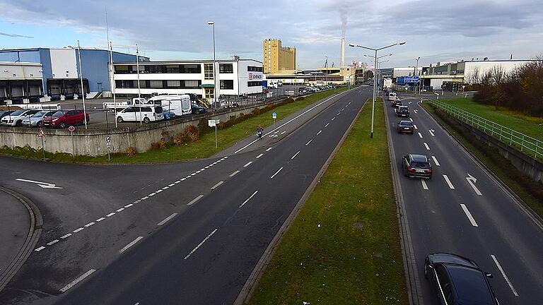 Blick von der A 70 auf den Hafen-West und die Hafenstraße. Blick von der A 70 auf den Hafen-West und die Hafenstraße.