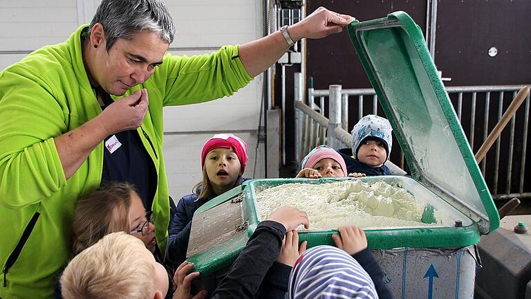 Auch wie Milchpulver riecht, erfahren die Kinder des Gerolzhöfer Kinderhauses von Manuela Hauck anlässlich des Weltschulmilchtages auf dem Rosenhof. Auch wie Milchpulver riecht, erfahren die Kinder des Gerolzhöfer Kinderhauses von Manuela Hauck anlässlich des Weltschulmilchtages auf dem Rosenhof.