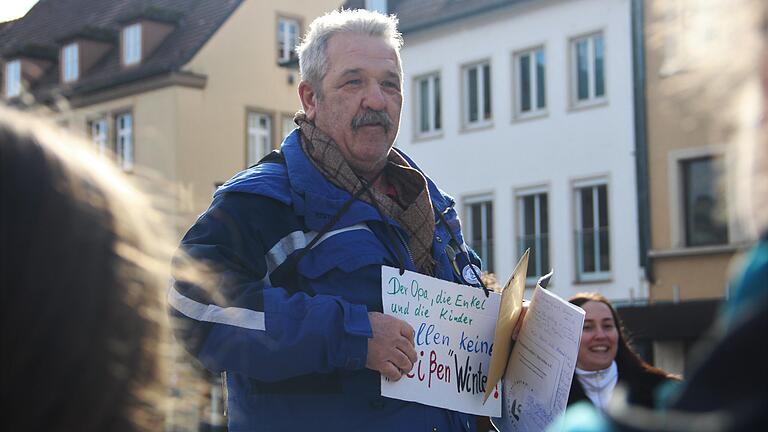 Elmar Rachle spricht vor den Demonstranten auf dem Marktplatz in Schweinfurt. Der Großvater von drei Enkeln engagiert sich nach eigener Aussage seit 40 Jahren für den Umweltschutz.