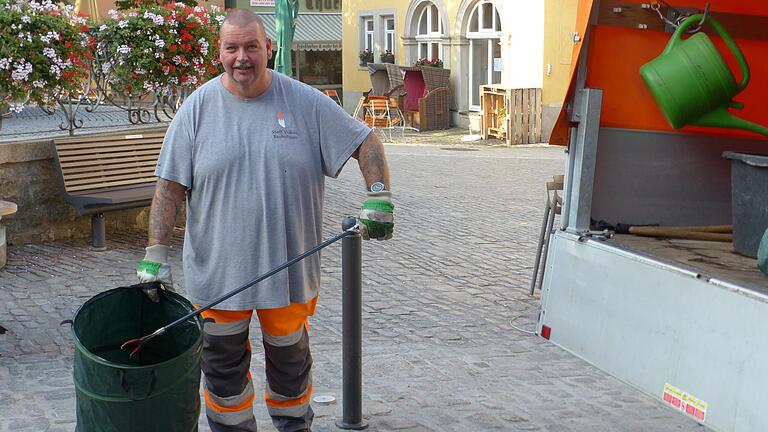 Noch schläft alles. Marco Walz sammelt am Sonntagmorgen mit einer Müllkralle am Marktplatz weggeworfenen Müll ein. Noch schläft alles. Marco Walz sammelt am Sonntagmorgen mit einer Müllkralle am Marktplatz weggeworfenen Müll ein.