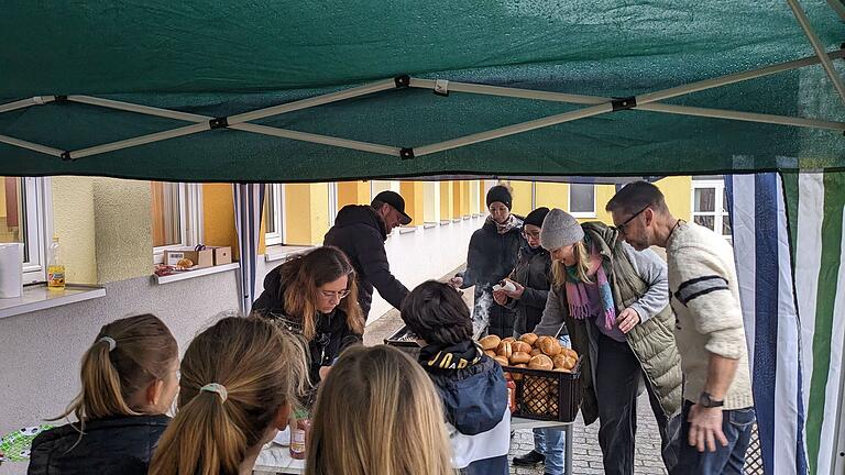 Am Bratwurststand: Schülerinnen und Schüler der 3. Klasse, Nathalie Ringelmann, Michael Weißmann, Alexandra Kosch, Jessica Renn, Simone Hoang-Ludwig, Jürgen Maier.