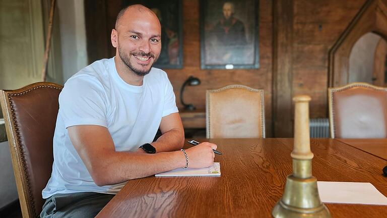 Sitzungssaal statt Sportplatz: Adam Jabiri hat seine Fußball-Laufbahn beim FC 05 Schweinfurt beendet und kann sich jetzt ganz auf seinen Beruf als Architekt bei der Stadtverwaltung Dettelbach konzentrieren.