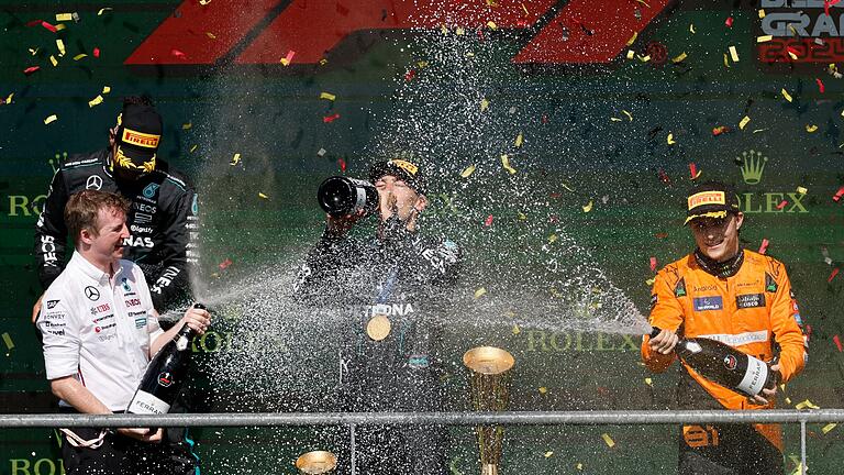 Großer Preis von Belgien - Vor seiner Disqualifikation war George Russell in Champagner-Laune. Großer Preis von Belgien - Vor seiner Disqualifikation war George Russell in Champagner-Laune.