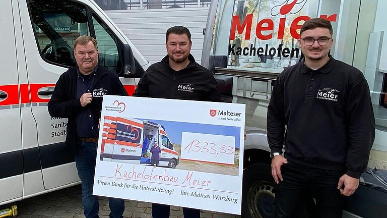 Das Familienunternehmen Meier Kachelofenbau aus Albertshofen spendet 1333,33 Euro für den Herzenswunsch-Krankenwagen der Malteser Würzburg (von links): Heinz Meier, Sohn Patrick Meier und Enkel Louis Meier).