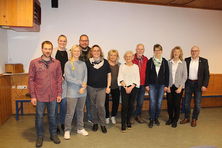 Vorstandswechsel (von links) die neue Führung mit Julian Röder, Josefine Wendel, Isabel Haas, Florian Wirthmann, Stephanie Wirthmann, Theresia Amend und die ausgeschiedenen Vorstandsmitglieder Anni Krebs, Rolf Loetzner, Carolin Roth, Marianne Kluger und Bürgermeister Jürgen Lippert. Vorstandswechsel (von links) die neue Führung mit Julian Röder, Josefine Wendel, Isabel Haas, Florian Wirthmann, Stephanie Wirthmann, Theresia Amend und die ausgeschiedenen Vorstandsmitglieder Anni Krebs, Rolf Loetzner, Carolin Roth, Marianne Kluger und Bürgermeister Jürgen Lippert.