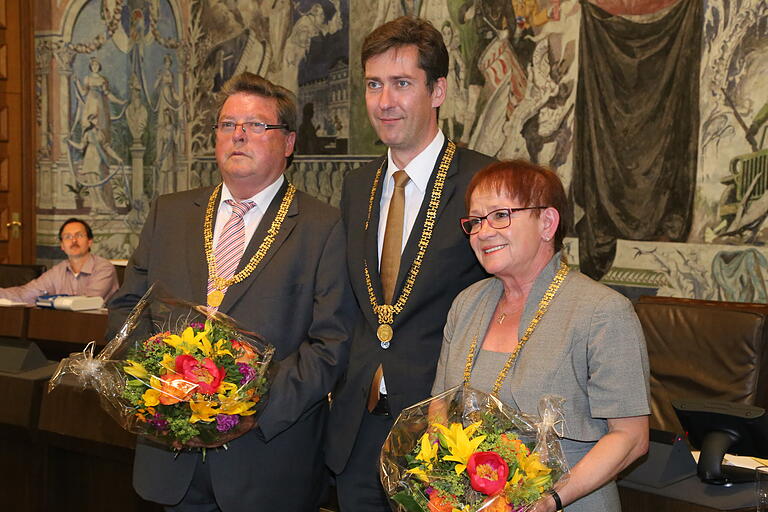 Vor sechs Jahren: Oberbürgermeister Christian Schuchardt (Mitte) am 5. Mai 2014 mit den soeben wiedergewählten Bürgermeistern Adolf Bauer (CSU) und Marion Schäfer-Blake (SPD). Vor sechs Jahren: Oberbürgermeister Christian Schuchardt (Mitte) am 5. Mai 2014 mit den soeben wiedergewählten Bürgermeistern Adolf Bauer (CSU) und Marion Schäfer-Blake (SPD). 