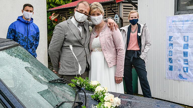 Strömender Regen und Corona-Regelungen: Marion und Daniel Stein bleibt ihr Hochzeitstag in besonderer Erinnerung. Dank einer Sondergenehmigung konnten sie mit ihrer Familie und ihren Trauzeugen Clemens Launer (links) und Jenny Thieme (rechts) zusammen feiern. Strömender Regen und Corona-Regelungen: Marion und Daniel Stein bleibt ihr Hochzeitstag in besonderer Erinnerung. Dank einer Sondergenehmigung konnten sie mit ihrer Familie und ihren Trauzeugen Clemens Launer (links) und Jenny Thieme (rechts) zusammen feiern.
