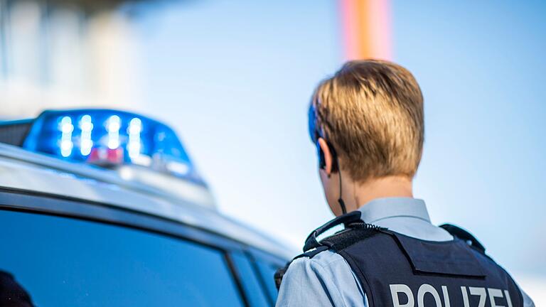 Polizistin in NRW.jpeg       -  Die Polizei hat nach dem Fund eines Toten in Horn-Bad Meinberg drei Tatverdächtige festgenommen.