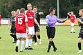 Aufregung beim Ausgleichstreffer des TSV: Bergheinfelds Linus Schneider (rechts) fleht Schiedsrichter Christian Keßler förmlich an, den Treffer von Kevin Barke anzuerkennen. Keßler suchte das Gespräch mit seinem Assistenten und gab den Treffer – für so viel Ruhe gab's hinterher Lob vom Spielertrainer.