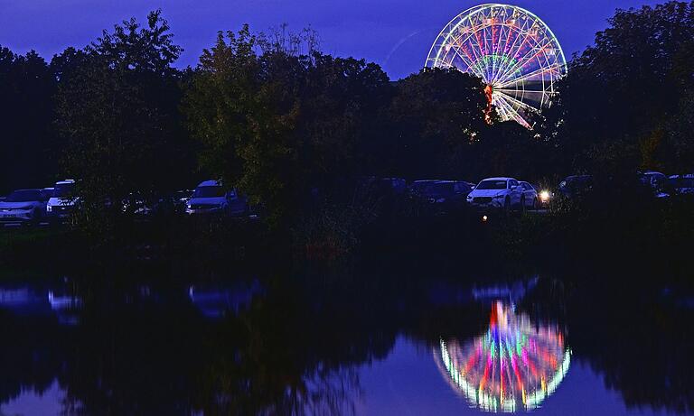 Ein Weinfest mit Strahlkraft: Zur blauen Stunde hat Waldemar Wiederer 2023 von der Astheimer Mainseite aus das sich im Main spiegelnde Riesenrad fotografiert.