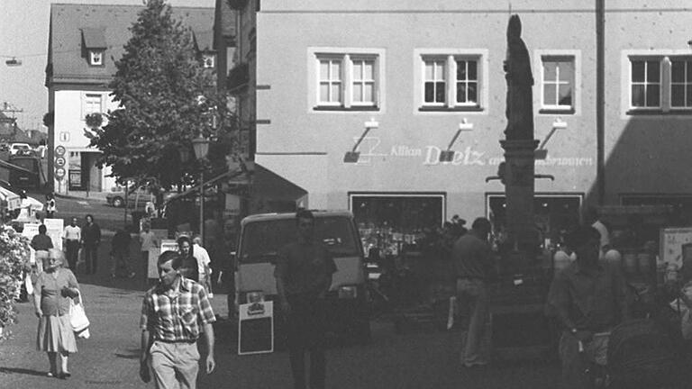 Früher, als der Kitzinger Marktplatz noch keine autofreie Zone war, kaufte Alt und Jung Haushaltswaren beim 'Dietz am Kiliansbrunnen'.