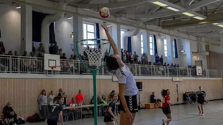 Darf nie mehr als Korbhüterin in der Korbball-Bundesliga spielen: Klara Aschenbrenner (Mitte) vom TSV Eßleben. Darf nie mehr als Korbhüterin in der Korbball-Bundesliga spielen: Klara Aschenbrenner (Mitte) vom TSV Eßleben.