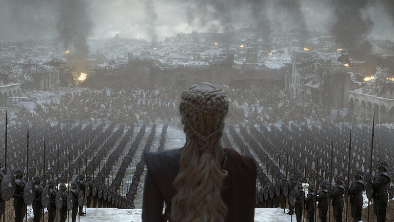 Nachdem sie mal eben eine Stadt mit Mann und Maus abgefackelt hat, lässt sich Daenerys in Reichsparteitagsmanier feiern.&nbsp;