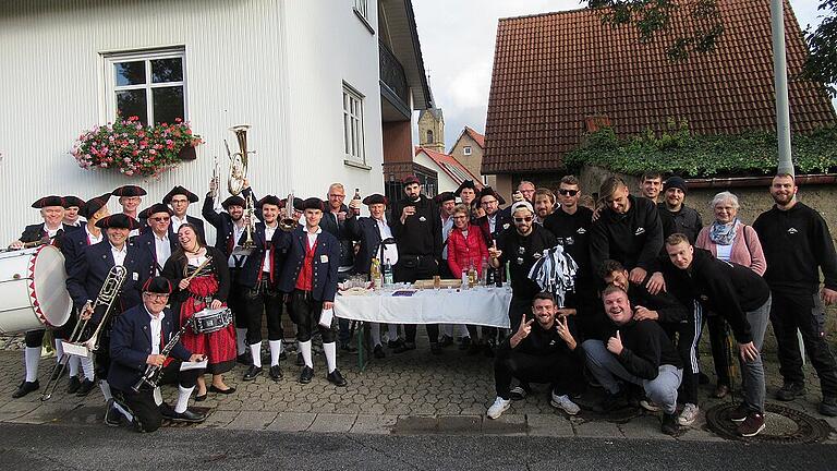 Kirchweihbäume in Westheim feierlich aufgestellt       -  Nach alter Tradition gingen am Kirchweihsamstag die fünfundzwanzig Westheimer Birkenburschen, ausgestattet mit Traktor und Wagen, in den Wald, um die Kirchweihbäume mit der Axt zu fällen. Diese Kirchweihbäume wurden mit musikalischer Umrahmung der Westheimer Musikanten erst am Rummelplatz und anschließend am Sportheim des TSV Westheim aufgestellt. (wos)