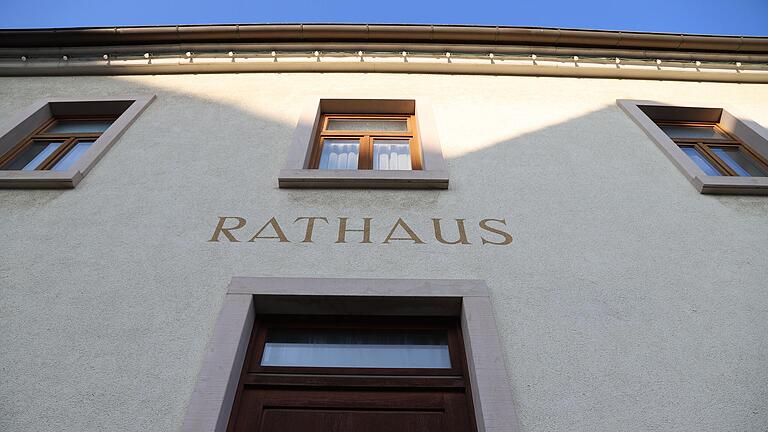 Das Rathaus der Gemeinde Michelau im Steigerwald steht zum Verkauf. Am 6. November endete die Frist für das Bieterverfahren. Vier Wochen hatten Interessenten Zeit, Angebote einzureichen. Als Mindestpreis waren 736.000 Euro aufgerufen.