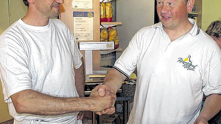 Wechsel in der Bäckerei: Eine schleichende Mehlstauballergie zwingt Achim Stahl (links) seinen Bäckerberuf an den Nagel zu hängen. In Rottershausen und in der Filiale Rannungen gibt es aber ohne Unterbrechung weiterhin ein großes Backwarensortiment, denn die Bäckermeister Klaus Kemmer aus Ramsthal übernimmt die Versorgung. Wechsel in der Bäckerei: Eine schleichende Mehlstauballergie zwingt Achim Stahl (links) seinen Bäckerberuf an den Nagel zu hängen. In Rottershausen und in der Filiale Rannungen gibt es aber ohne Unterbrechung weiterhin ein großes Backwarensortiment, denn die Bäckermeister Klaus Kemmer aus Ramsthal übernimmt die Versorgung.