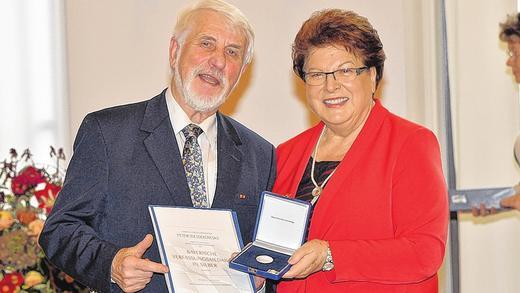 Geehrt: Landtagspräsidentin Barbara Stamm hat am Montag die Verfassungsmedaille in Silber an Ochsenfurts Altbürgermeister Peter Wesselowsky übergeben. Geehrt: Landtagspräsidentin Barbara Stamm hat am Montag die Verfassungsmedaille in Silber an Ochsenfurts Altbürgermeister Peter Wesselowsky übergeben.