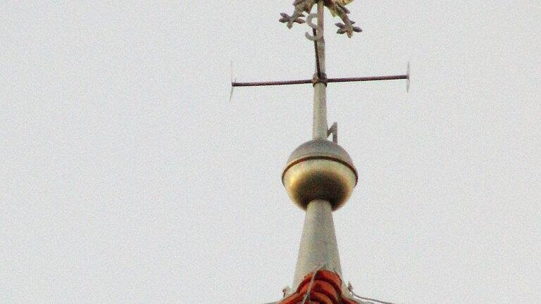 Auf dem frisch sanierten Dach des Lichtenburg-Turms thront nun wieder weithin sichtbar eine Wetterhenne.