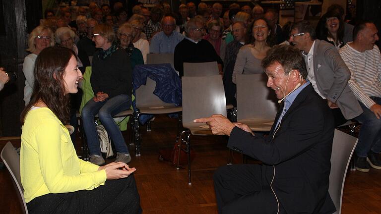 Übungen für Koordination und Denken zeigten Prof. Dr. Stefan Voll und seine Assistentin Michelle Fast den rund 150 Besuchern des Vortrags über den Zusammenhang zwischen Bewegung und geistiger Leistungsfähigkeit im Alter. Übungen für Koordination und Denken zeigten Prof. Dr. Stefan Voll und seine Assistentin Michelle Fast den rund 150 Besuchern des Vortrags über den Zusammenhang zwischen Bewegung und geistiger Leistungsfähigkeit im Alter.