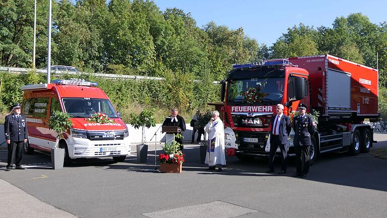 Der Einsatzleitwagen und das Wechselladerfahrzeug wurden am Tag der offenen Tür bei der Feuerwehr Haßfurt feierlich gesegnet.