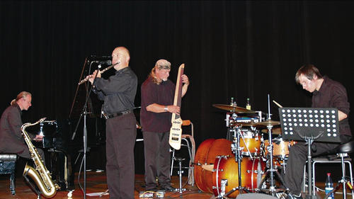 Jazzsession in der Mambo-Bar       -  .Zeil (ger)   Eine neue Jazzreihe möchte in der Mambo Bar in Zeil an die Tradition der „Say yes to jazz“-Konzerte anknüpfen. Am Sonntag, 27. Januar, findet ab 20.30 Uhr das Eröffnungskonzert mit dem Bernhard Pichl Trio statt. Der Schlagzeugstudent Florian Kettler aus Haßfurt, der schon öfter in der Mambo Bar und auch in Haßfurt mit der Jazzcombo Take 4 und ihren special guests, dem Bassisten Rainer Glas und dem Pianisten Bernhard Pichl, zu hören war, wird die Jazzreihe organisieren und selbst mitspielen. „Es ist geplant, jeden letzten Sonntag im Monat eine Jazzsession zu veranstalten“, sagte er in einem Gespräch. Verschiedene Jazzformationen wollen mit Vocal- und Instrumental-Jazz, mit Latin, Blues, Swing, Soul und Funk bestens unterhalten. Der Inhaber der Mambo Bar, Andreas Barkowsky, war von dieser Idee sehr angetan. Am Sonntag, 27. Januar, bietet das Programm von Balladen über Blues Themen und Latinrhythmen bis hin zu Up-Tempo Nummern reichlich Abwechslung. Unser Bild zeigt Bernhard Pichl (links) und Florian Kettler (rechts) beim Konzert im letzten Jahr in Haßfurt zusammen mit den Jazzgrößen Reiner Glass (bass) und Alexander Oberst (sax and flute). Der Kartenvorverkauf findet in Haßfurt unter  (0 95 21) 17 14, bei Musik Hofmann in Hofheim und in der Mambo Bar statt.
